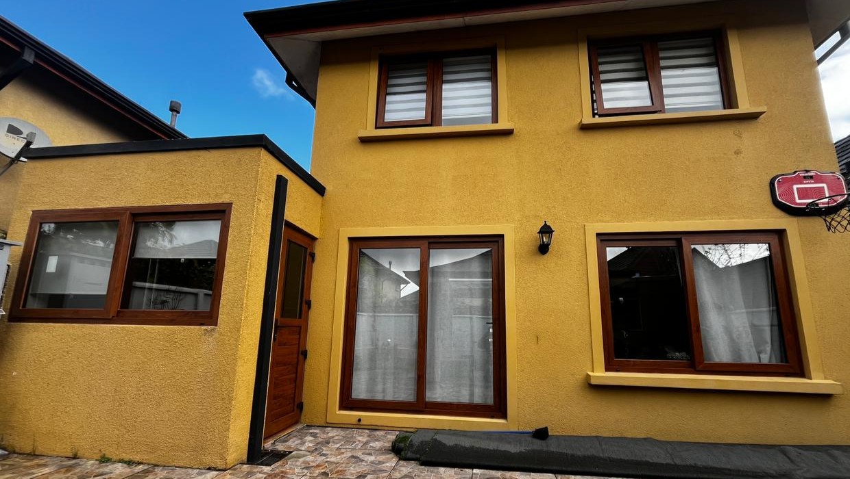 Vista de vivienda con Ventanas de PVC