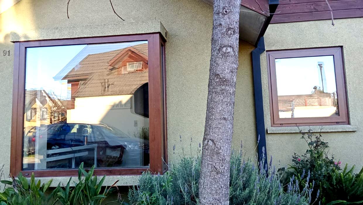 Frontis de una vivienda con Ventanas de PVC