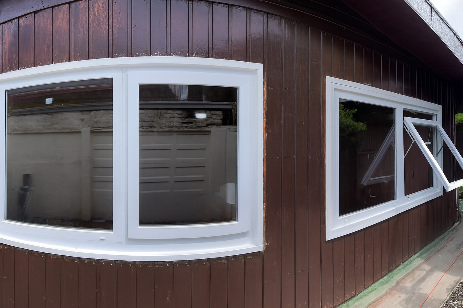 Ventanas en muro de casa