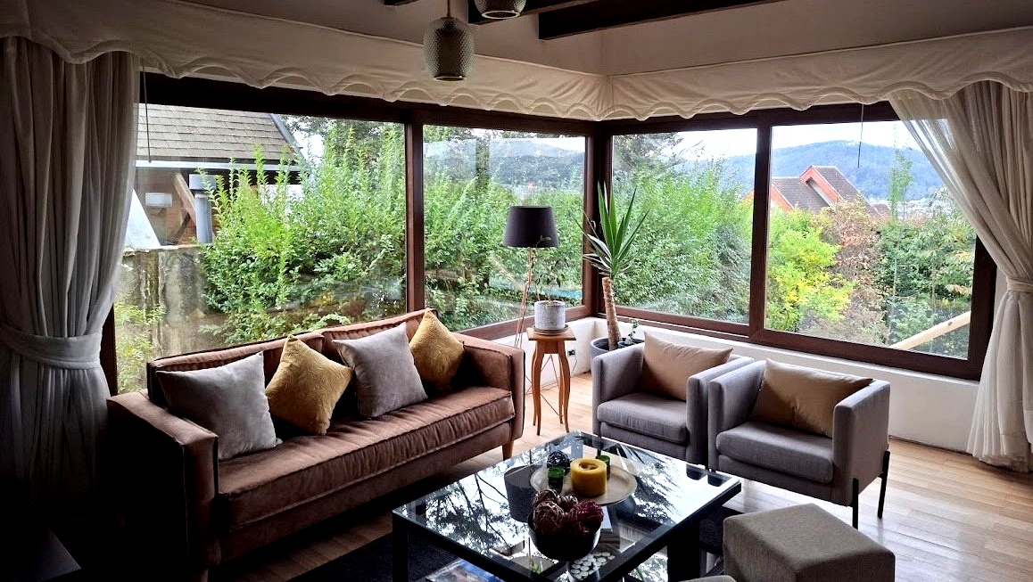 Ventana de grandes dimensiones en living de casa habitación